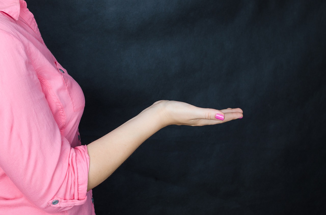 donna camicia rosa.jpg